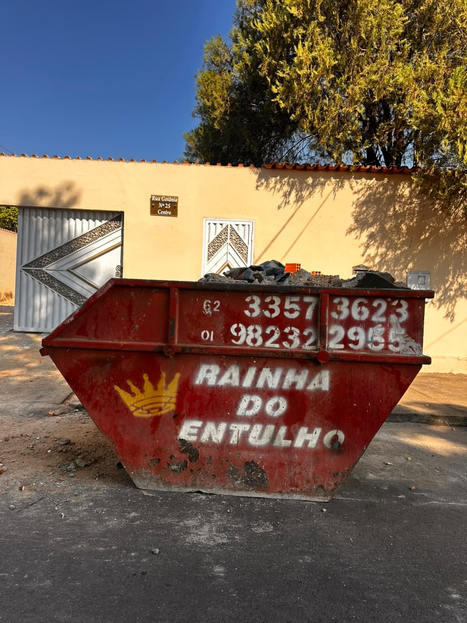 Caçamba vermelha identificada da Rainha do Entulho em Uruaçu